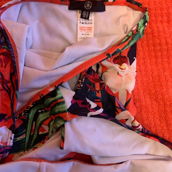 Missguided
Women's Swimsuit With Cut Out Detail, size 10 - Picture 4 of 4